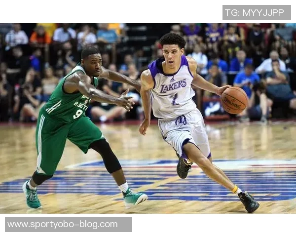 朗佐鲍尔表现低迷9投仅1中三分球命中率惨淡仅得3分7篮板2助攻2抢断